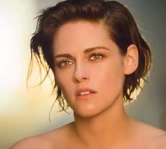 没有烈焰红唇照样slay全场，她的裸色口红真厉害