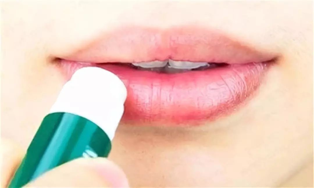 被冷风吹嘴唇起皮,被寒风吹得浑身疼