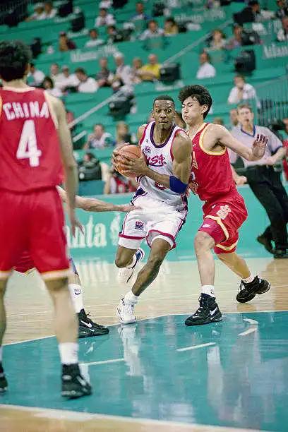 谁说中锋鞋不火？这双中锋鞋火到离谱！保罗也爱穿