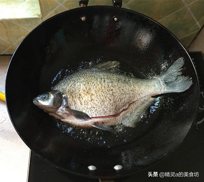 红烧鱼怎样做肉质细腻还入味,红烧鱼怎么才能让鱼皮不粘锅