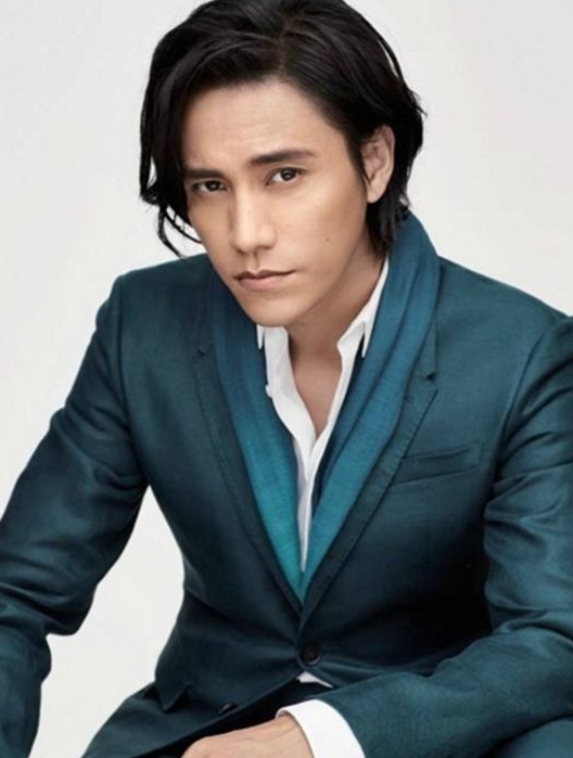李现穿蓝色的西装,李现穿黑色西装照