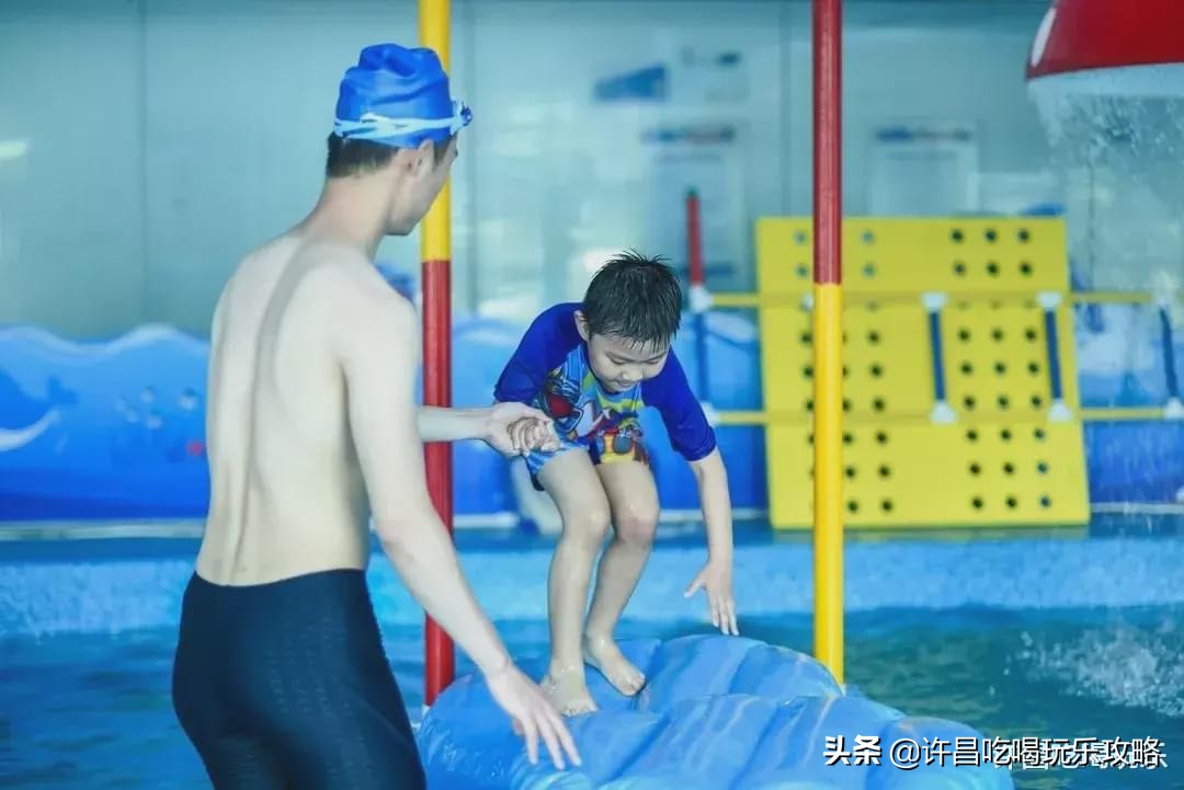 高尔夫球场、外教老师、恒温游泳池，这是什么神仙幼儿园？