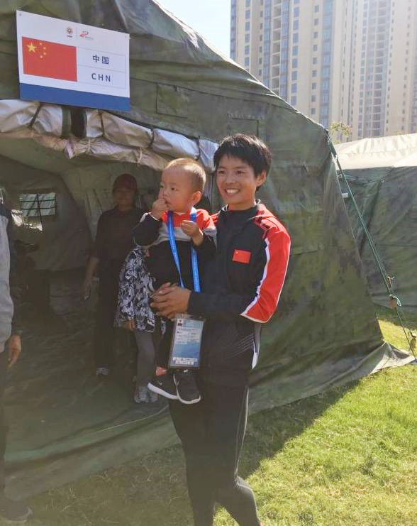 太帅了！军运会障碍跑男选手肌肉亮眼，跑完后躺垫“挣扎”太抢镜