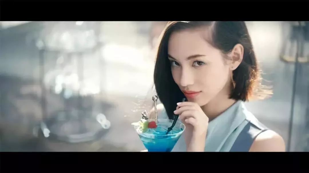 她是「挪威的森林」里的小绿，也是日本顶级女模，却不是日本人