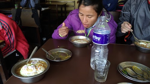 探秘尼泊尔羽球：国家队午餐吃方便面川崎球拍最畅销