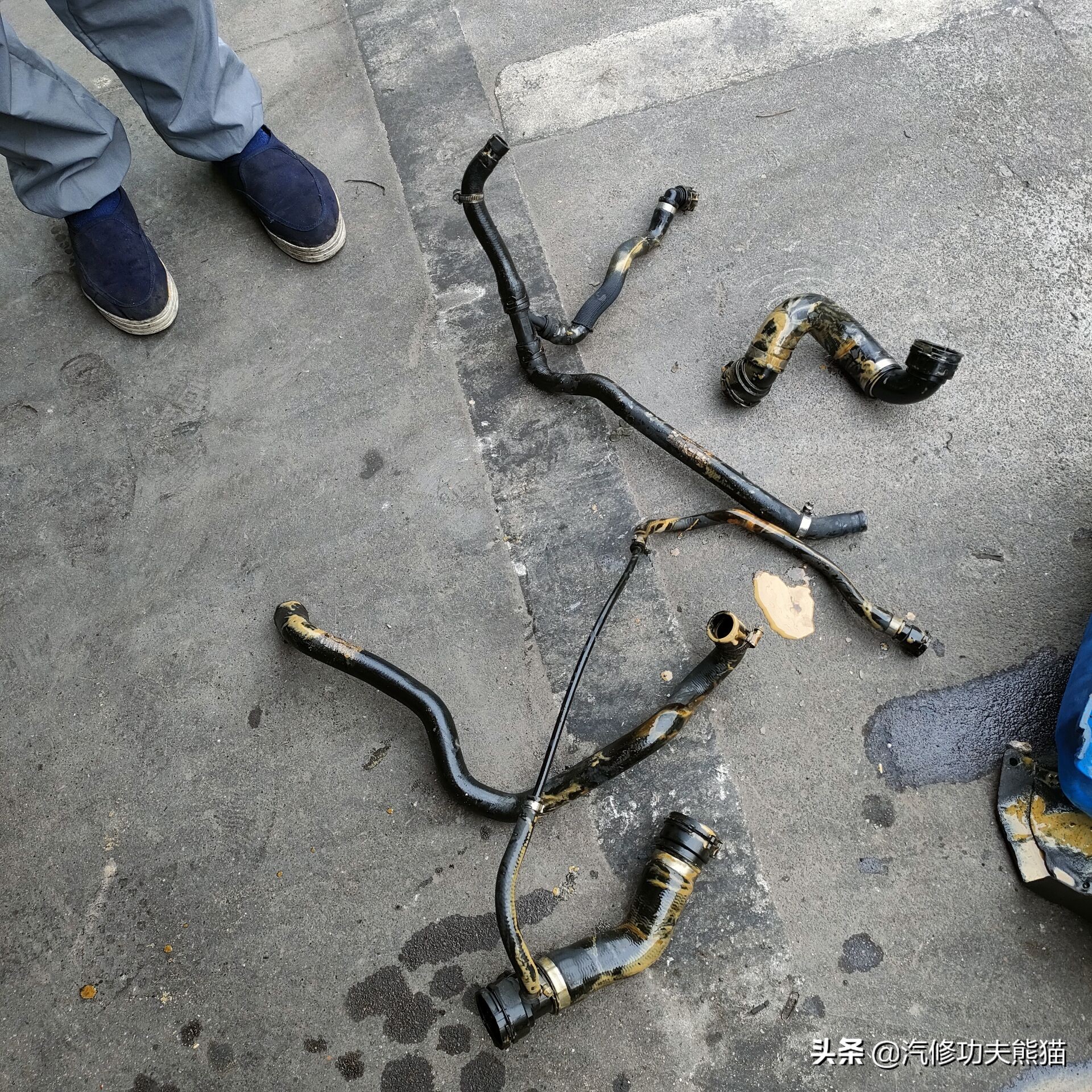 宝马e90325i2007款,宝马e90漏机油通病