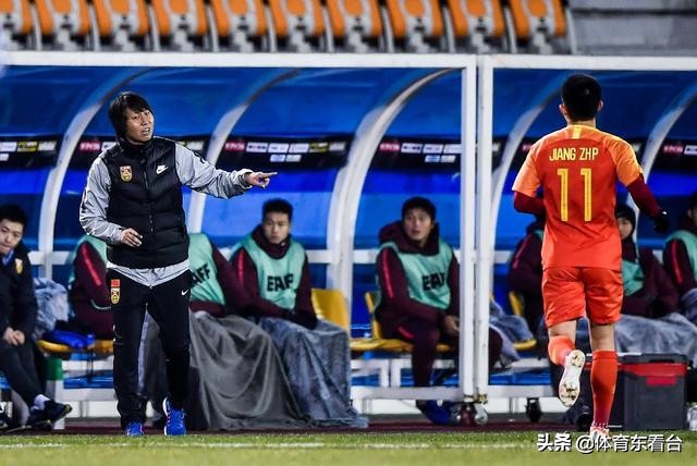 中国足球十大名场面姜至鹏,国足姜至鹏飞脚踹头图片