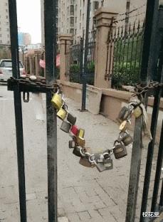 电梯里的妹子通常咋启齿搭讪比力好啊？哈哈