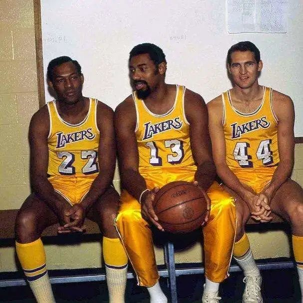 湖人队史17次冠军之旅,湖人球衣换了吗