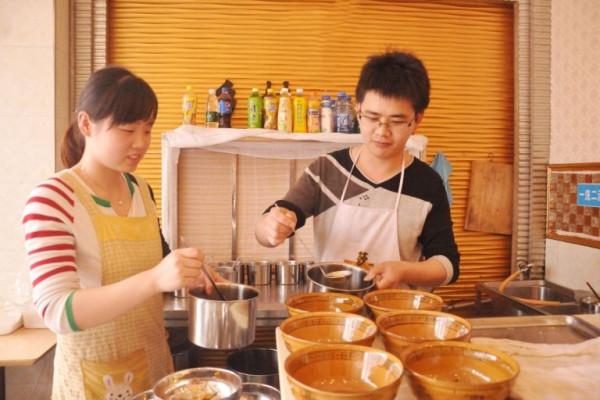 90后小夫妻创业小本生意,90后正在创业的一对小夫妻