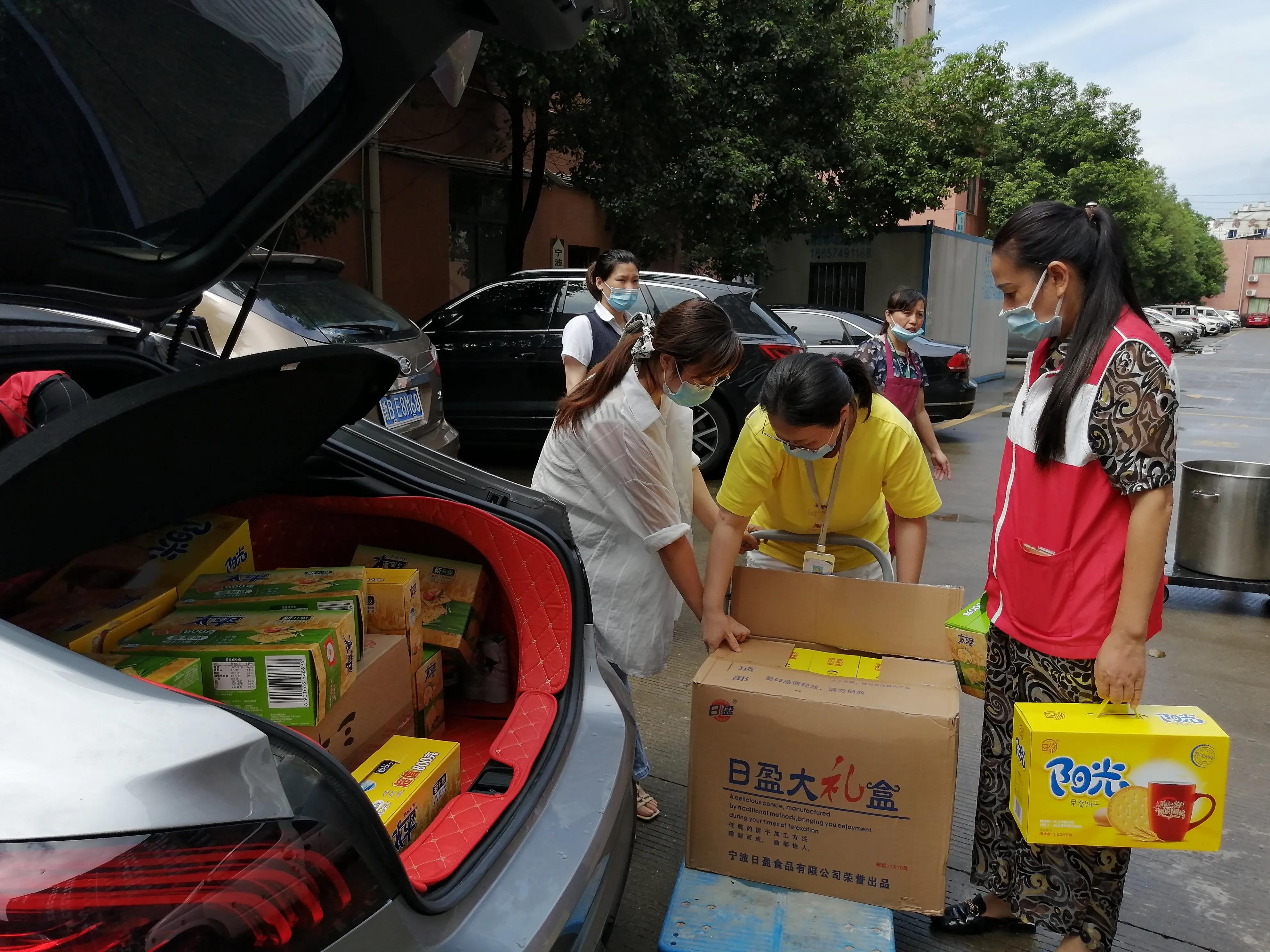 爱心企业关爱老人传递温暖回报,爱心企业为敬老院老人送礼