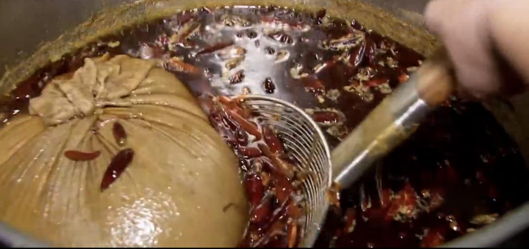 宜昌农村小伙返乡养殖黑鸡,回乡养本地黑鸡的90后小伙