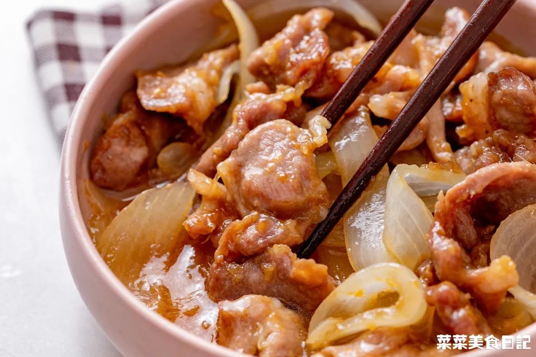 上班族午饭微波炉加热,微波炉解决一日三餐