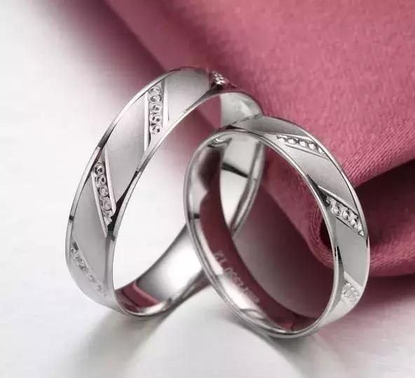 结婚戒指最好是银的还是金的,结婚戒指是用黄金还是钻戒