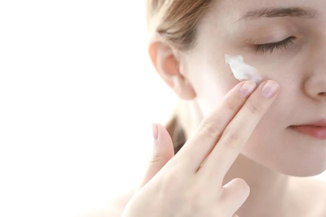 明明皮肤很细腻，可为什么有的人看起来很显老？原来问题出在这里