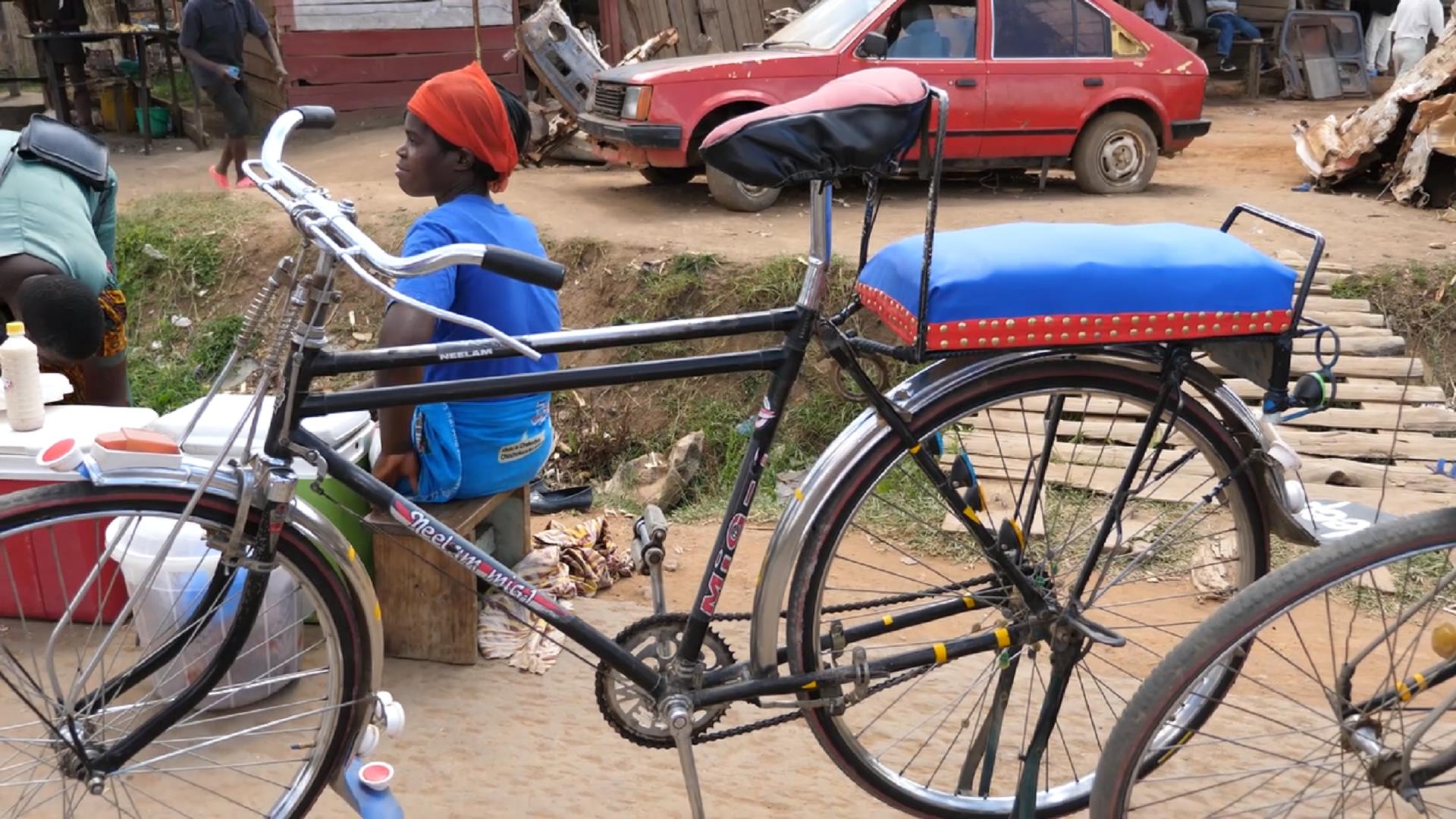 非洲最独特旅游观光车,2元游全城每车仅1人,黑人靠它赚钱养家