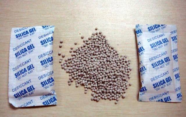 孩子误食干燥剂奶奶的60秒反应,三岁误食干燥剂被奶奶救下