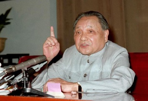 对越战争尚未结束，*小平邓**为何急着裁军百万？还要在两年内完成？