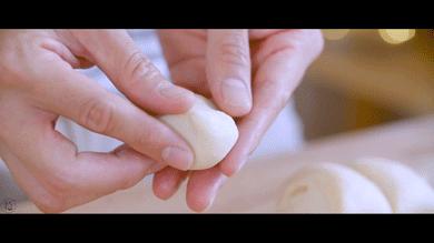 在家也可以做出酥脆的绿豆饼了,在家自制酥皮冰绿豆饼不用烤箱