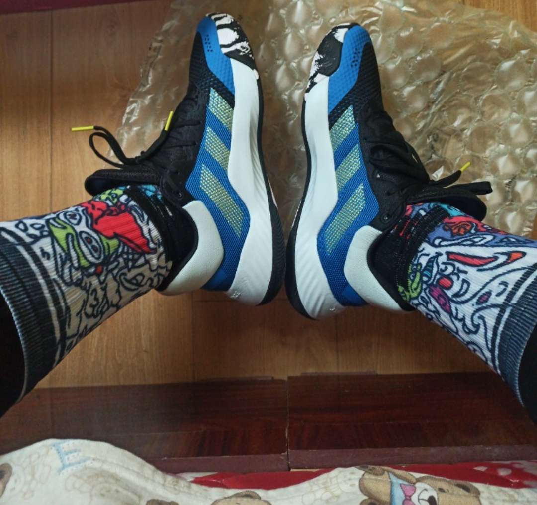 米切尔一代,300元档很值得入手的一双阿迪签名球鞋