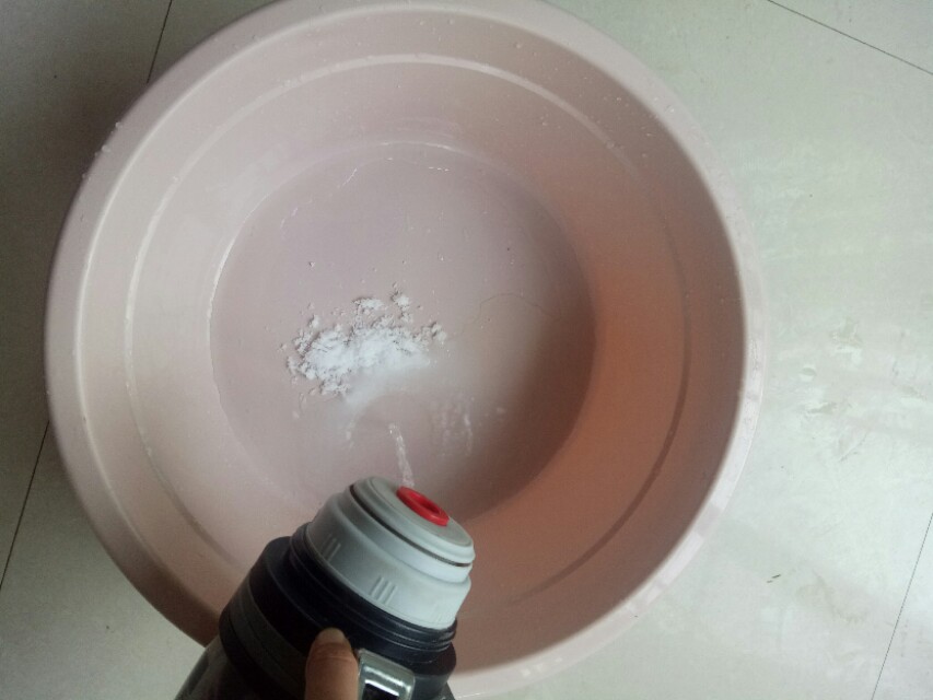 房子潮湿用热水拖地还是凉水拖地,复合地板拖地后地面潮湿怎么办