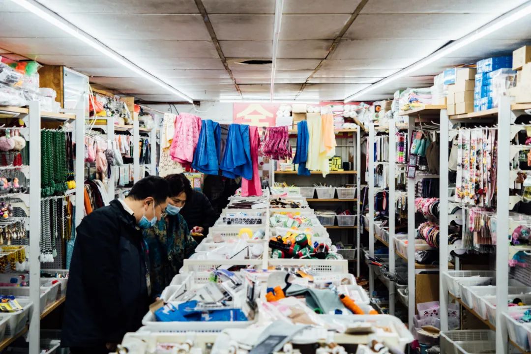 活着的两元店,2块钱能买啥?