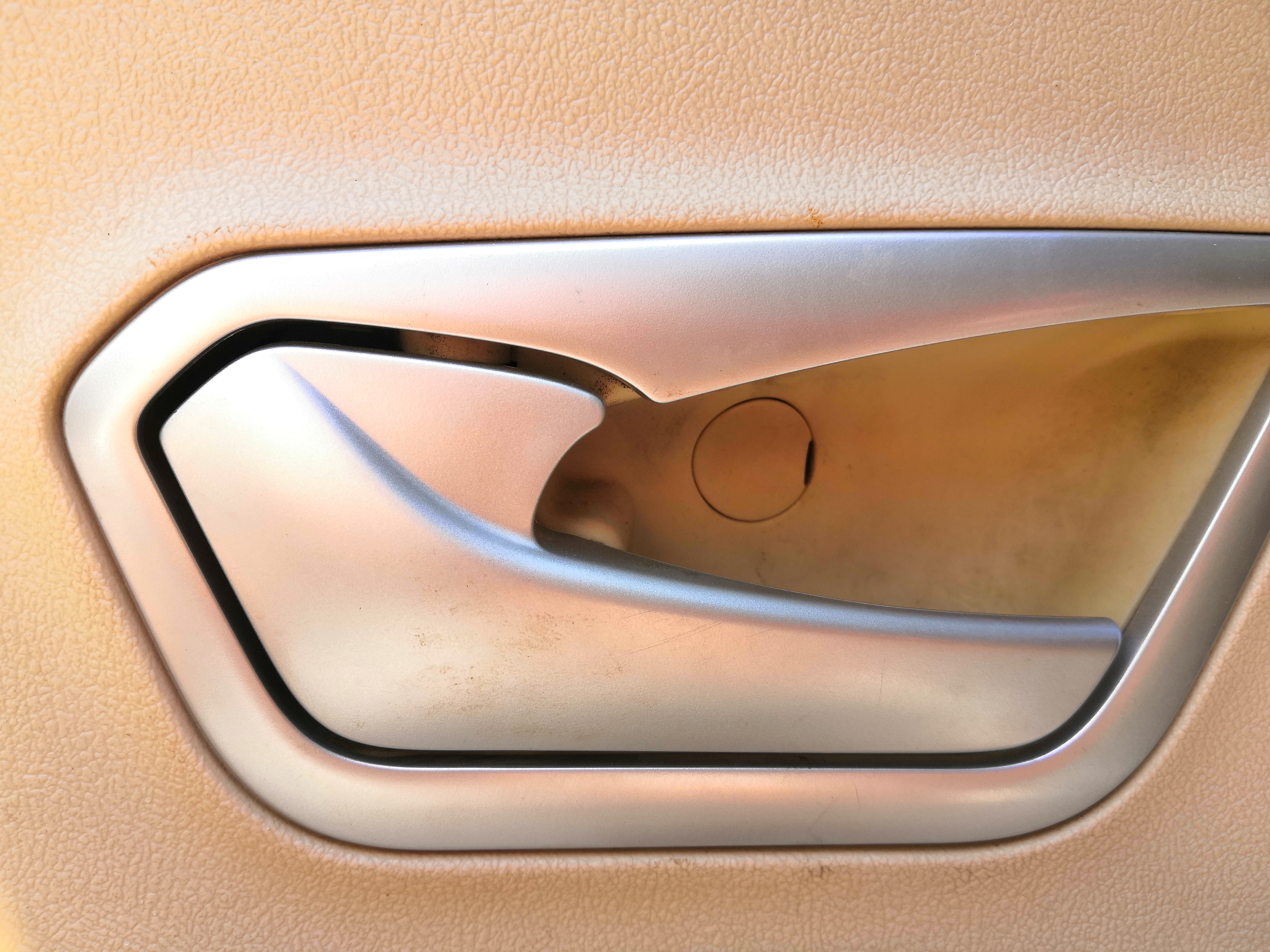 车窗下降有异响升窗没问题,车窗升到顶部吱吱响