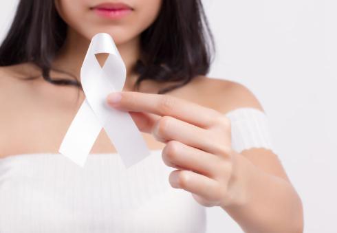 子宫不健康的女人，身上一般会有“2黑1臭”，平时要多留意