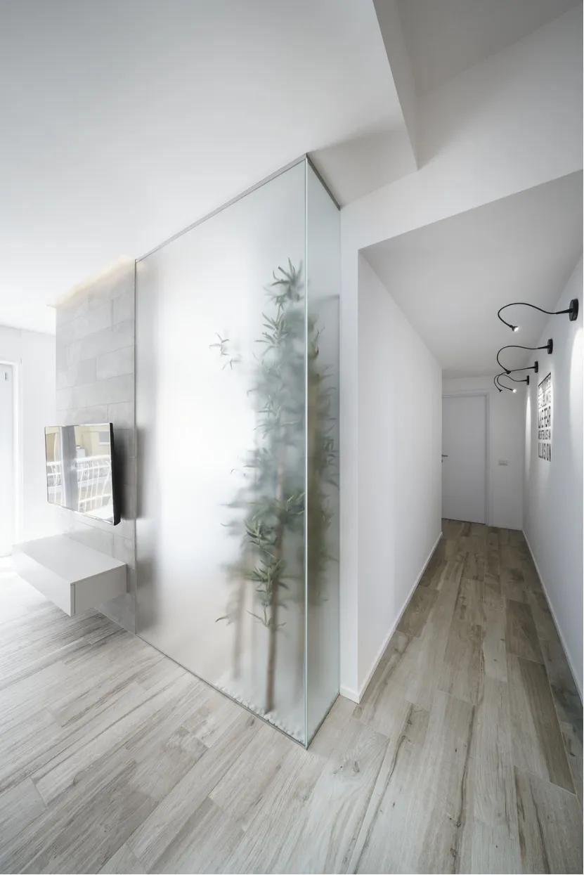 不用舍弃客厅，她家给电视墙拼接玻璃，撒上碎石子就多了个景观区