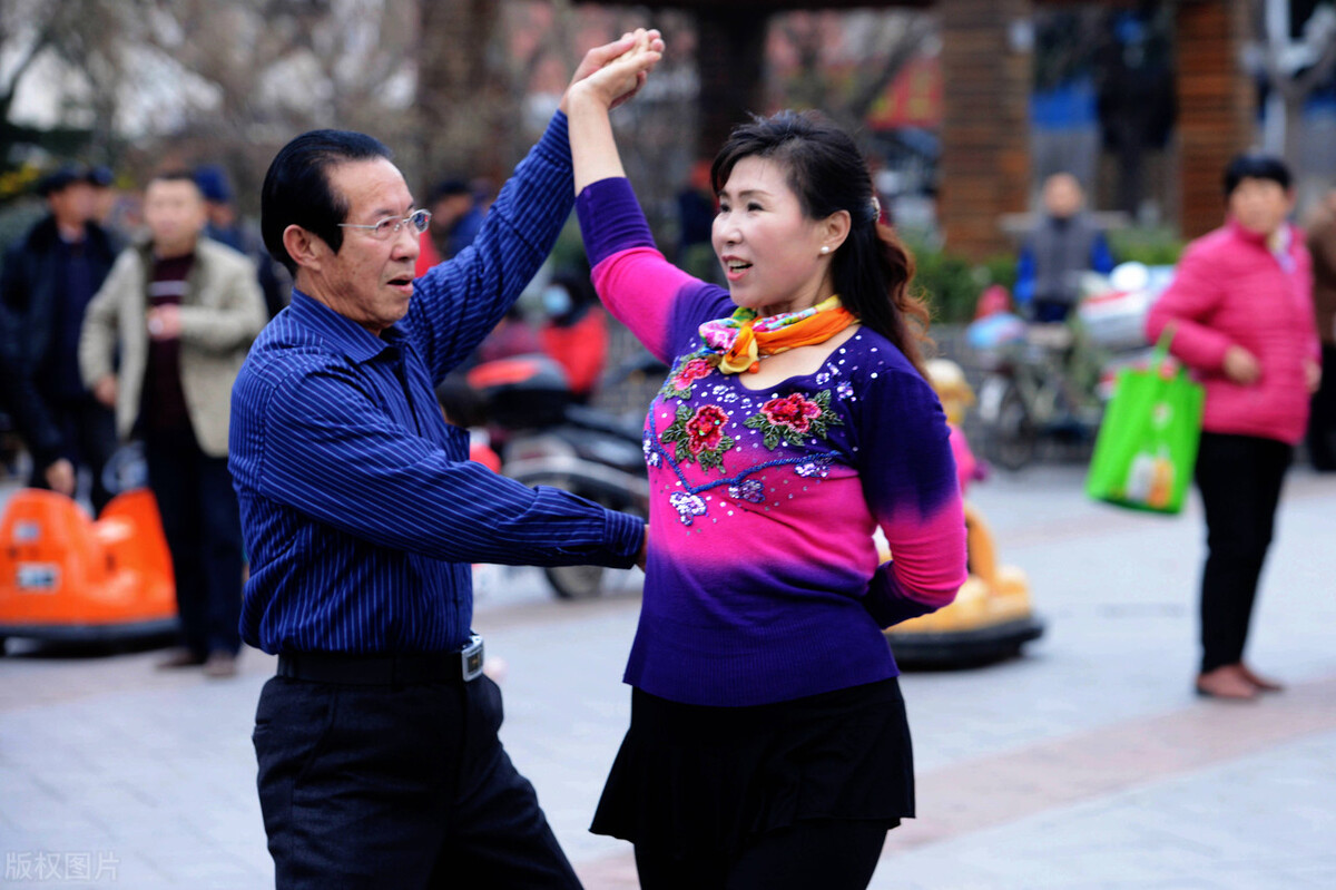 儿子老是找你白养他了怎么回复,儿子说我老不正经怎么办