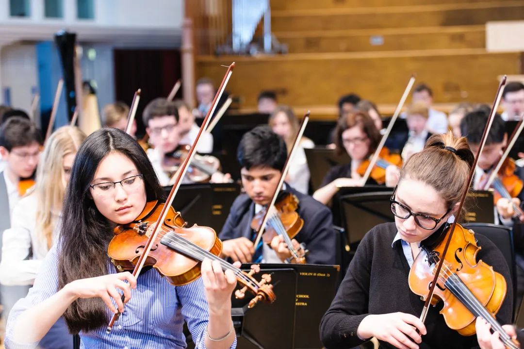 一年级新生一个班100人,一年级新生入学60个班