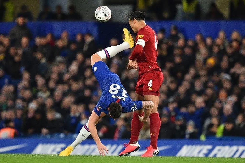 吉鲁硬抗范戴克,吉鲁硬刚范戴克的视频