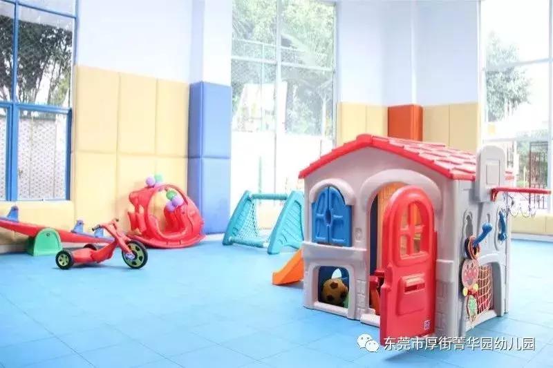 能给圣诞老人换衣服?这个圣诞嘉年华在搞什么名堂?!