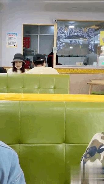 张亮凌晨脚受伤，却被网友骂“弃糟糠得报应”，他怒怼对方没脑子