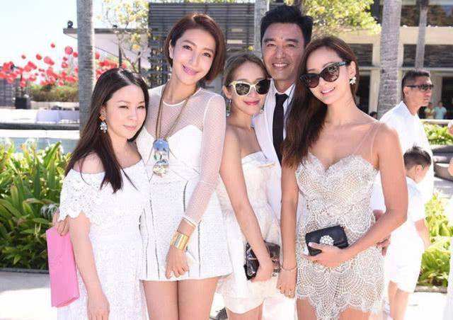 钟镇涛一月收入,钟镇涛第一任妻子花了多少钱