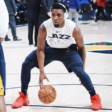 米切尔要求阿迪达斯出签名鞋,阿迪达斯米切尔联名篮球鞋