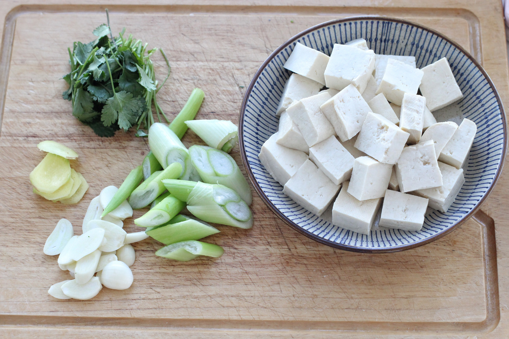 千炖豆腐万炖鱼的功效与作用,鲜香美味的鱼炖豆腐