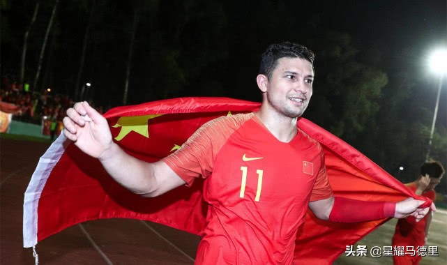 上海名记怒批艾克森：拿高薪+签字费！国足陷困境你就该挺身而出