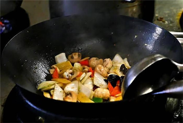 炒菜太咸了该加糖还是加醋来掩盖,炒菜咸了加醋味会变淡吗