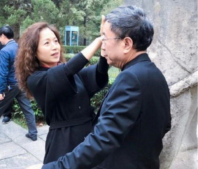 余秋雨抛弃糟糠是真的吗,余秋雨到底怎么样了