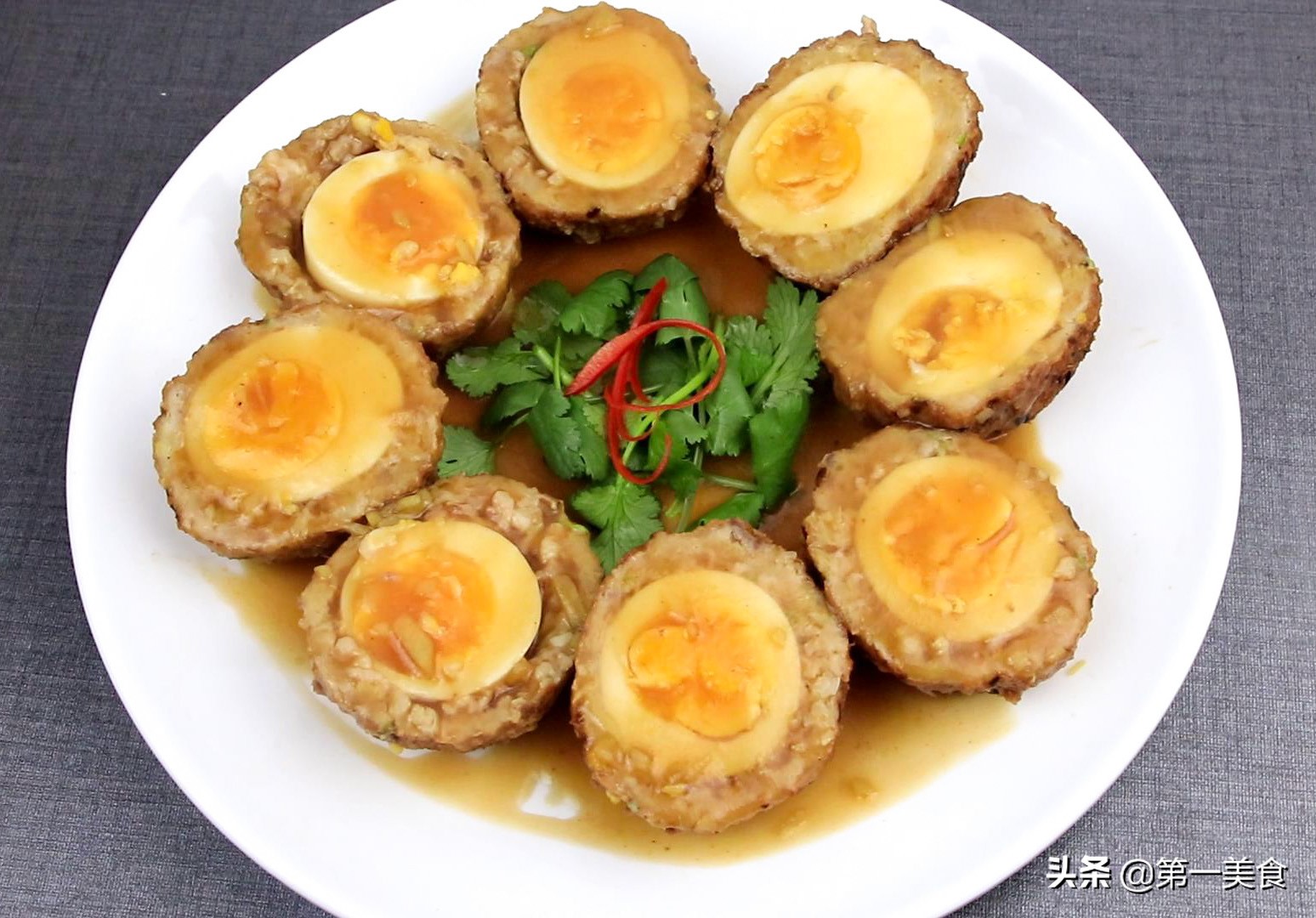 狮子头怎么做才松软又好吃,红烧狮子头为什么加鸡蛋