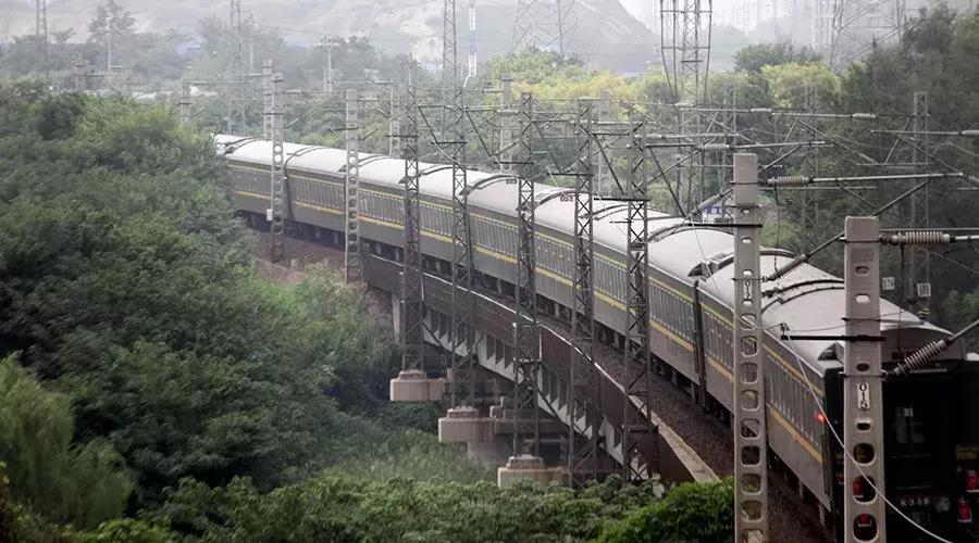 郑州的高架桥上看火车，铁龙慢游咣~咣~铛~铛