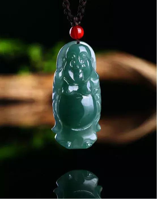 翡翠的8个误区：洗澡不能戴？只有缅甸产？原来这些年都被骗了