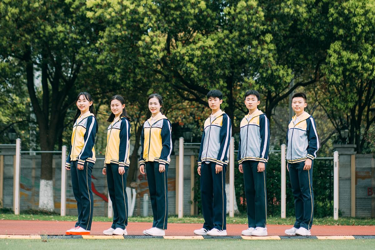 校服低价出售,700元一套校服