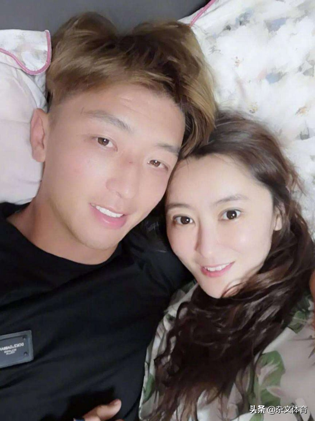 国足主力赴韩游玩，与妻子生下3个孩子，妻子是高颜值主持人