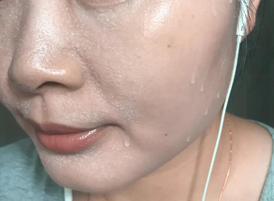 全身喷满防水喷雾,防晒美白嫩亮肌肤