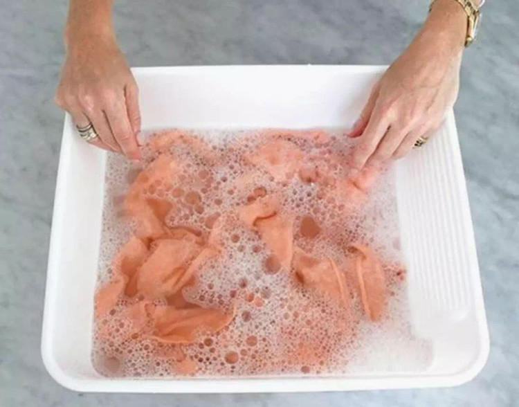 毛衣穿起来扎肉怎么办,毛衣贴身穿扎人怎么办