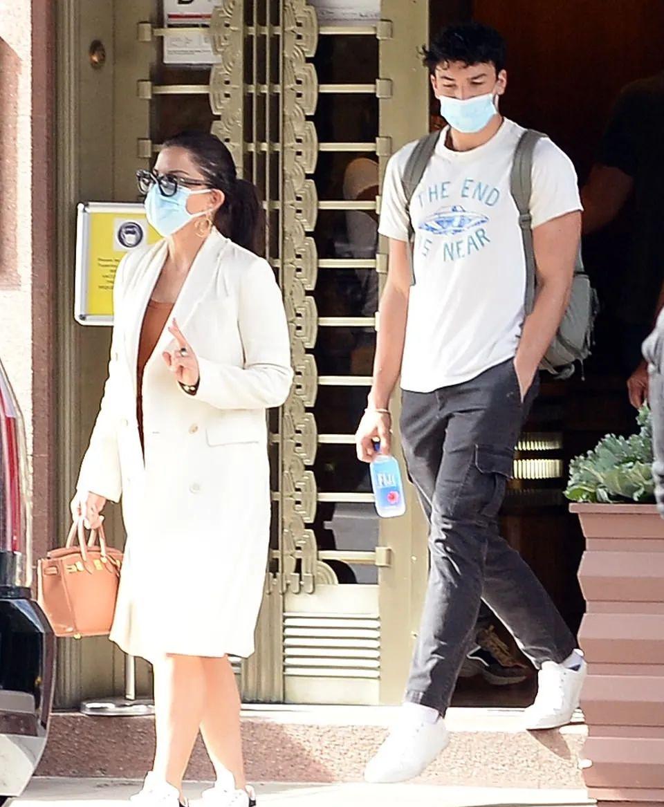 贝佐斯女友当街亲他一脸口红，浑身巨钻，富婆气息，转正的节奏？