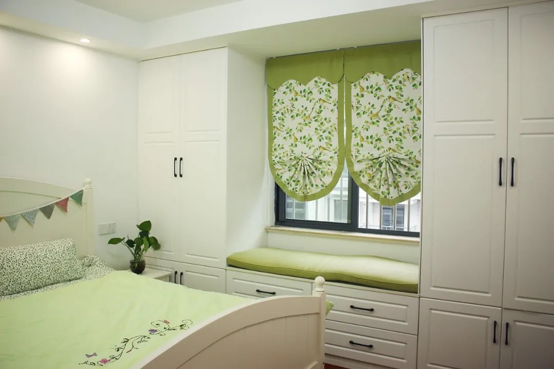 不顾后果砸掉飘窗,锤子砸下去瞬间,她们就后悔了