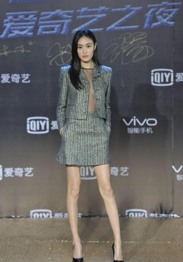 陈冠希老婆自带富贵相，穿渔网衣外搭条纹套装，腿上亮丝太抢镜